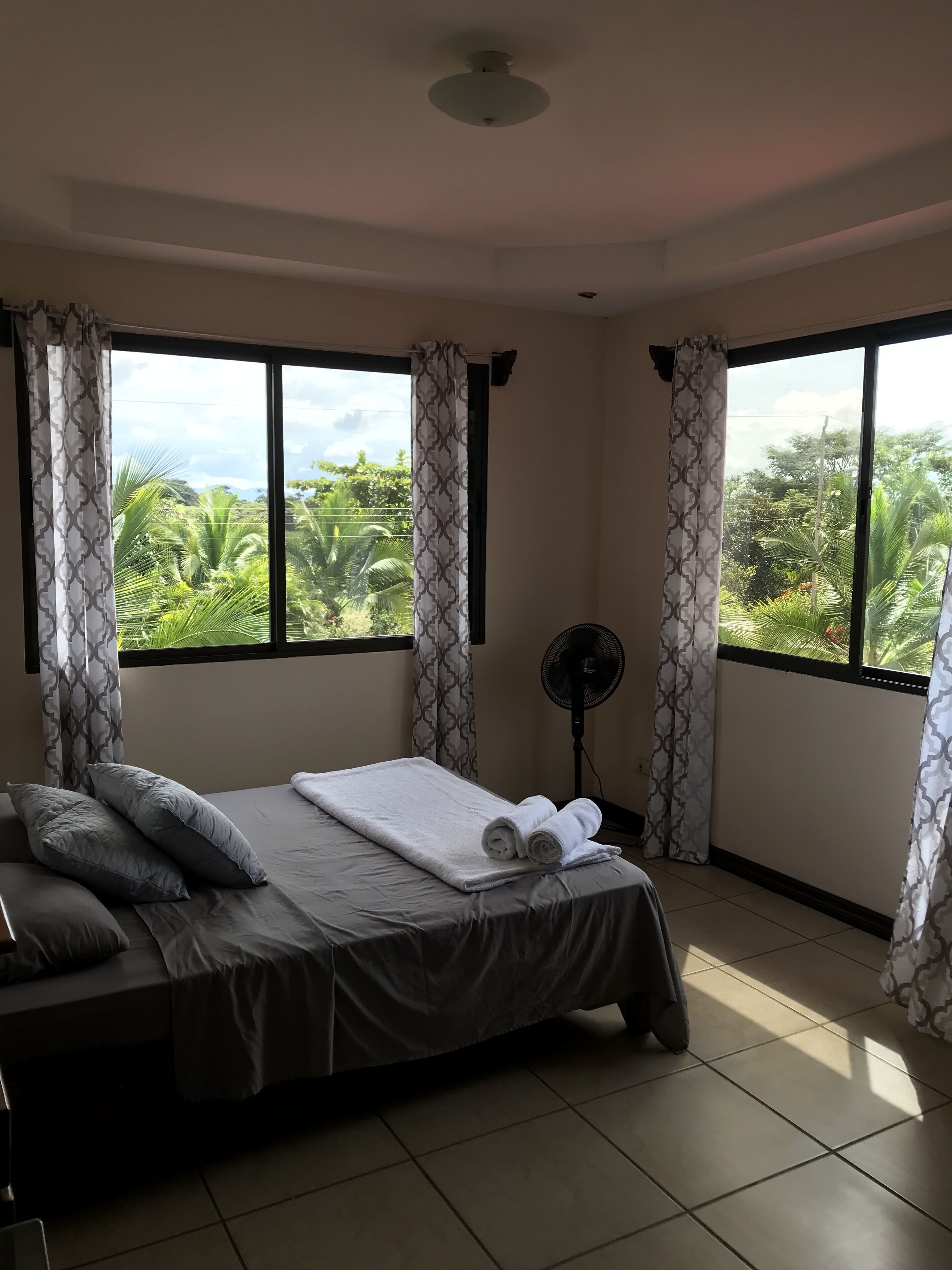 4 soverom, skrivebord, wi-fi (inkludert) og sengetøy