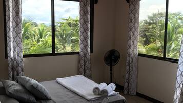 4 sovrum, skrivbord, gratis wi-fi och sängkläder