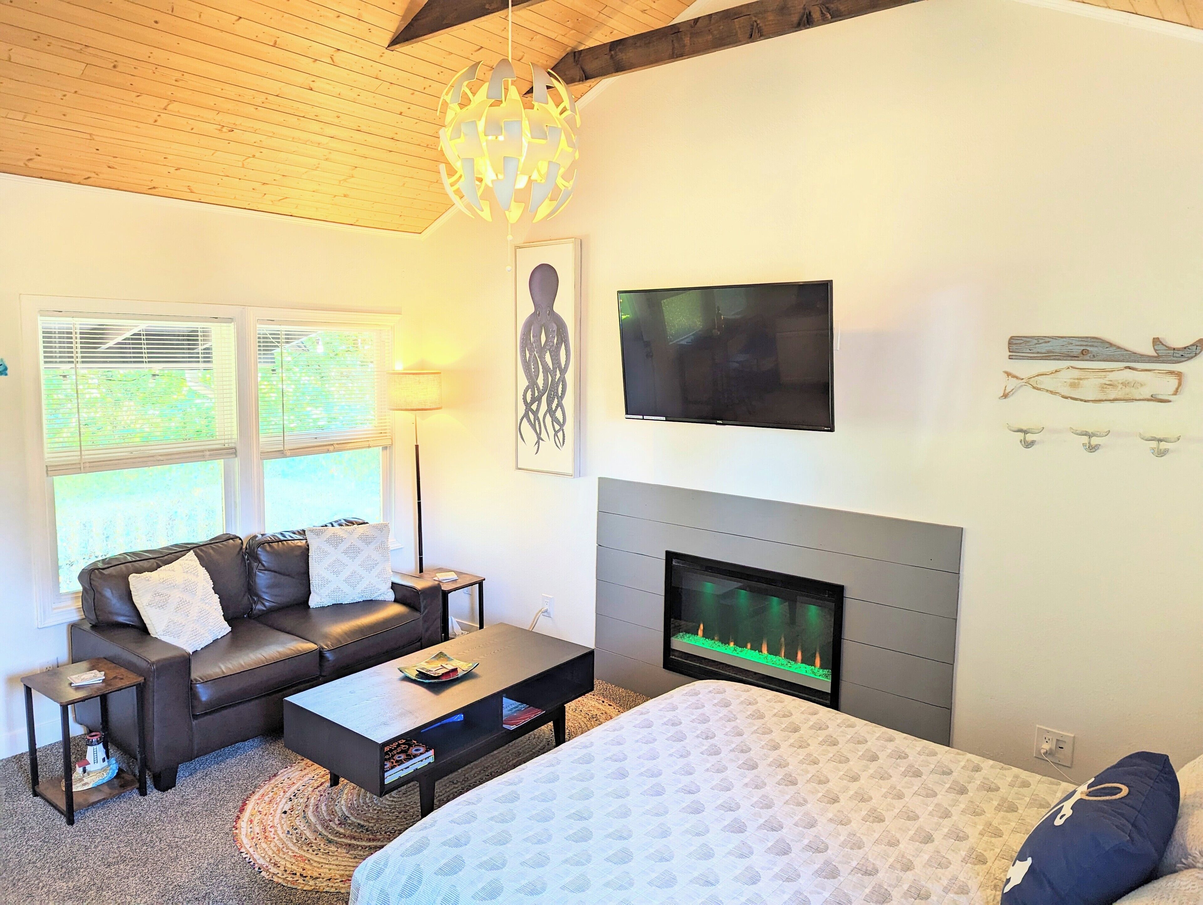 Nature Oasis-Secluded yard-Firepit-Block to bay!