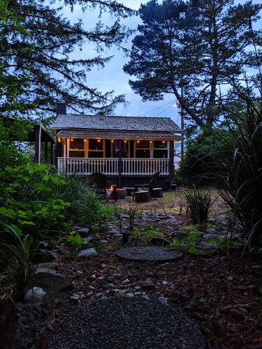 Cozy Cottage • Fire Pit • Walk to Bay
