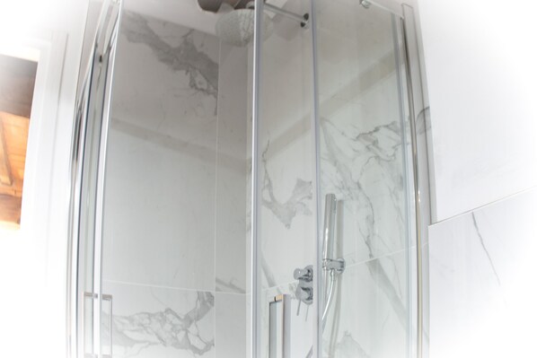 Kamar Comfort | Kamar mandi | Shower, pancuran hujan, perlengkapan mandi gratis, dan pengering rambut