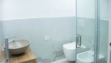 Habitación Confort | Baño | Regadera, regadera tipo lluvia, amenidades de baño gratuitas