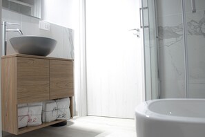Comfort-huone | Kylpyhuone | Suihku, sadesuihkupää, ilmaiset hygieniatuotteet, hiustenkuivaaja