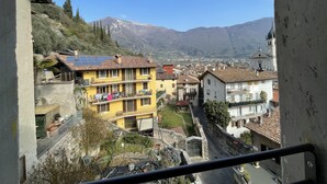 Un quartier résidentiel avec des immeubles, une rue et des montagnes en arrière-plan.