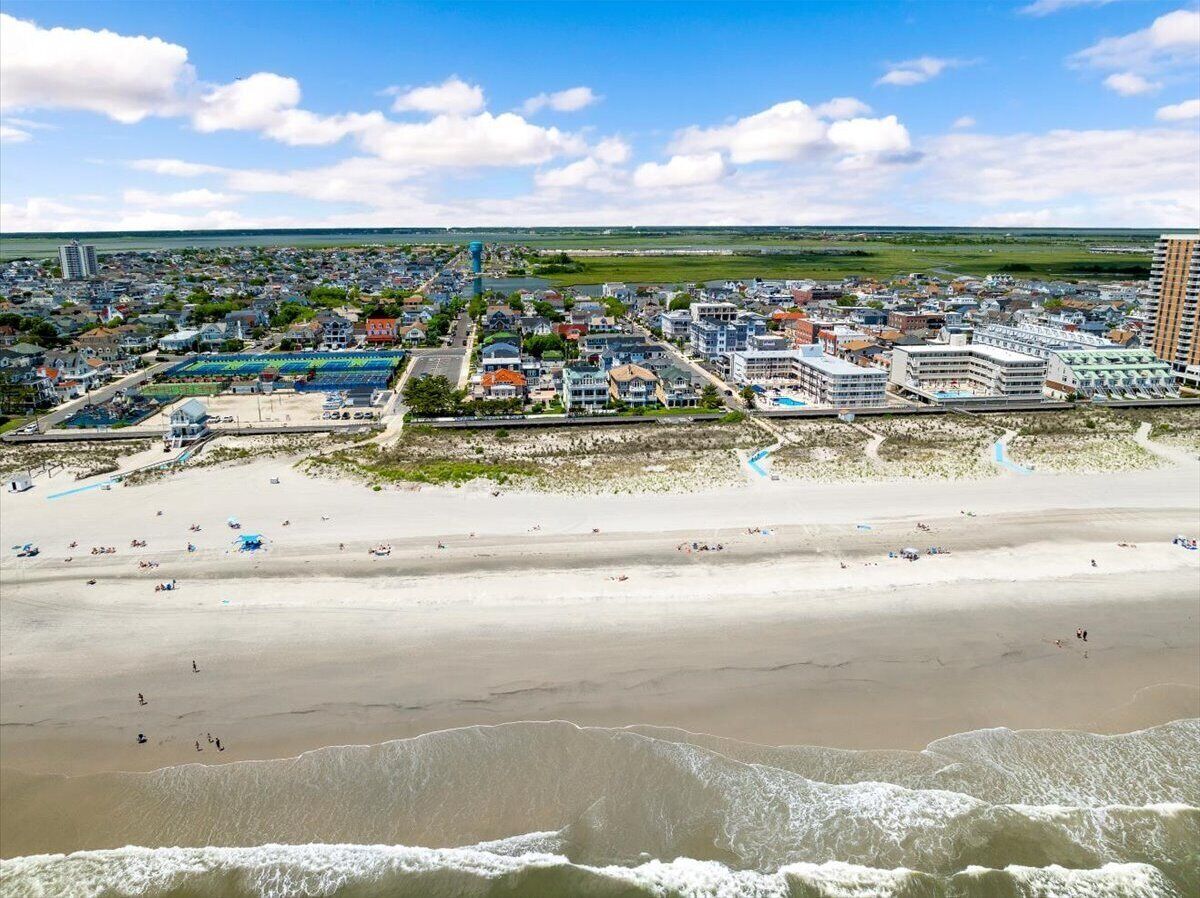 Une ville côtière dotée d’une plage, d’immeubles d’habitation et d’un grand complexe hôtelier.