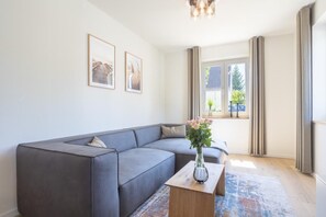 Fernseher, Bücher, Stereoanlage