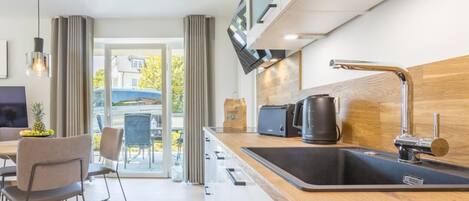 Een koelkast, een oven, een kookplaat, een vaatwasser