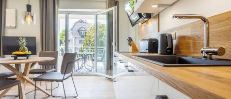 Een koelkast, een magnetron, een oven, een kookplaat