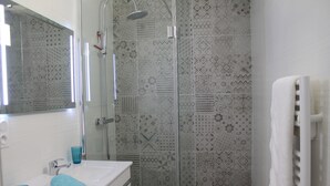 A bathroom with a sink, mirror, and shower. - CLASS 3* STUDIO 1 MINUTE FROM THE BEACH (Andernos-les-Bains)