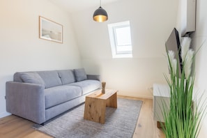 TV, books, stereo - Villa Dornkamp 5 - Retreat under the roof. Sauna. Balcony. Stylish. (Timmendorfer Strand)