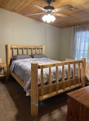 3 bedrooms, WiFi - Woof pack shack #1 (West Leyden)