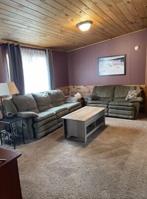 Smart TV - Woof pack shack #1 (West Leyden)