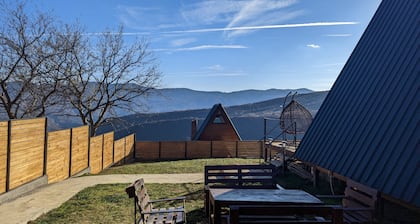 Private cottage in Tbilisi, view of the mountains w/2 bedroom and fireplace