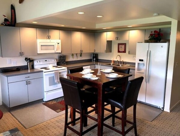 冷蔵庫、電子レンジ、オーブン、コンロ