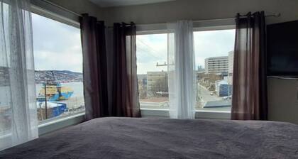 Historic Signal Hill Escape. Hot tub/ocean view