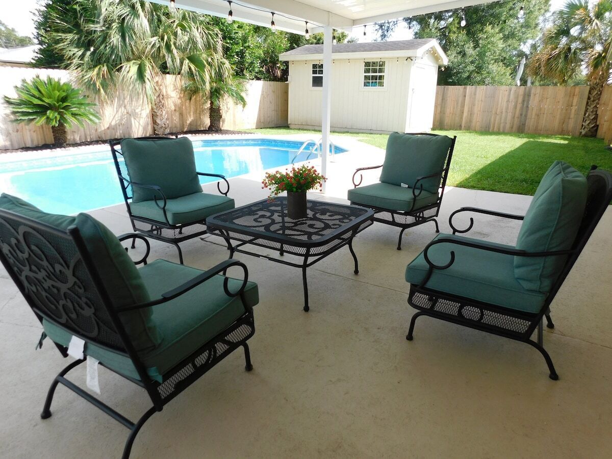 Lovely 3 Bedrm/2 Full Bath Private Home w/Pool!