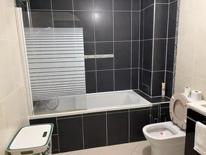 Asciugacapelli, asciugamani, sapone, shampoo