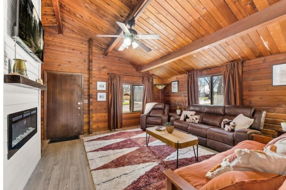 Cozy Copper Cabin in the City - the whole place is yours!