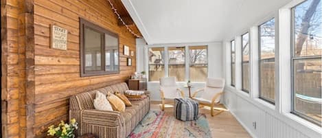 Smart TV, fireplace, books, stereo