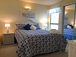 1 bedroom, iron/ironing board, free WiFi, bed sheets - #149 Condo near large pool & shuttle to Gorge Amp-book separately (Quincy)
