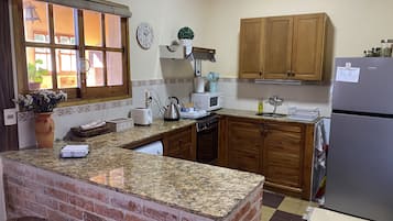 Comfort House, 3 Bedrooms, Non Smoking, Garden View | Private kitchen | Full-sized fridge, microwave, oven, stovetop