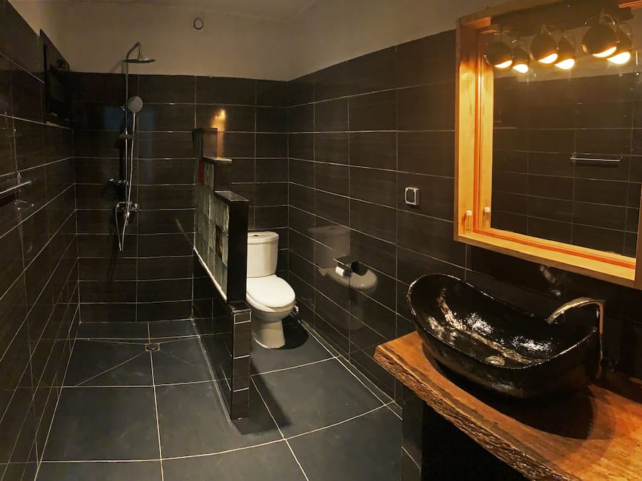Chambre Confort double | Salle de bain | Douche, douche cascade, serviettes fournies, savon