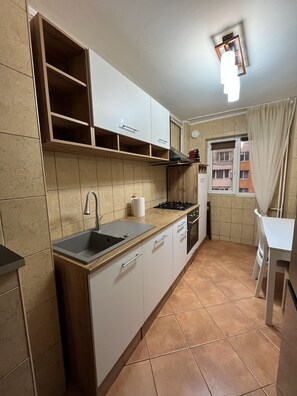 冰箱、微波炉、烤箱、炉灶