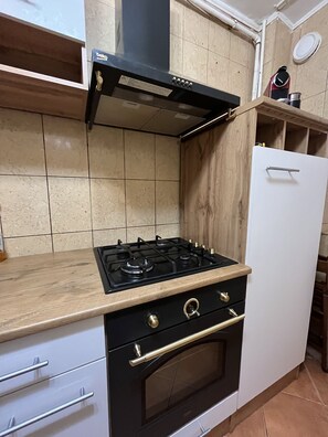 冰箱、微波炉、烤箱、炉灶