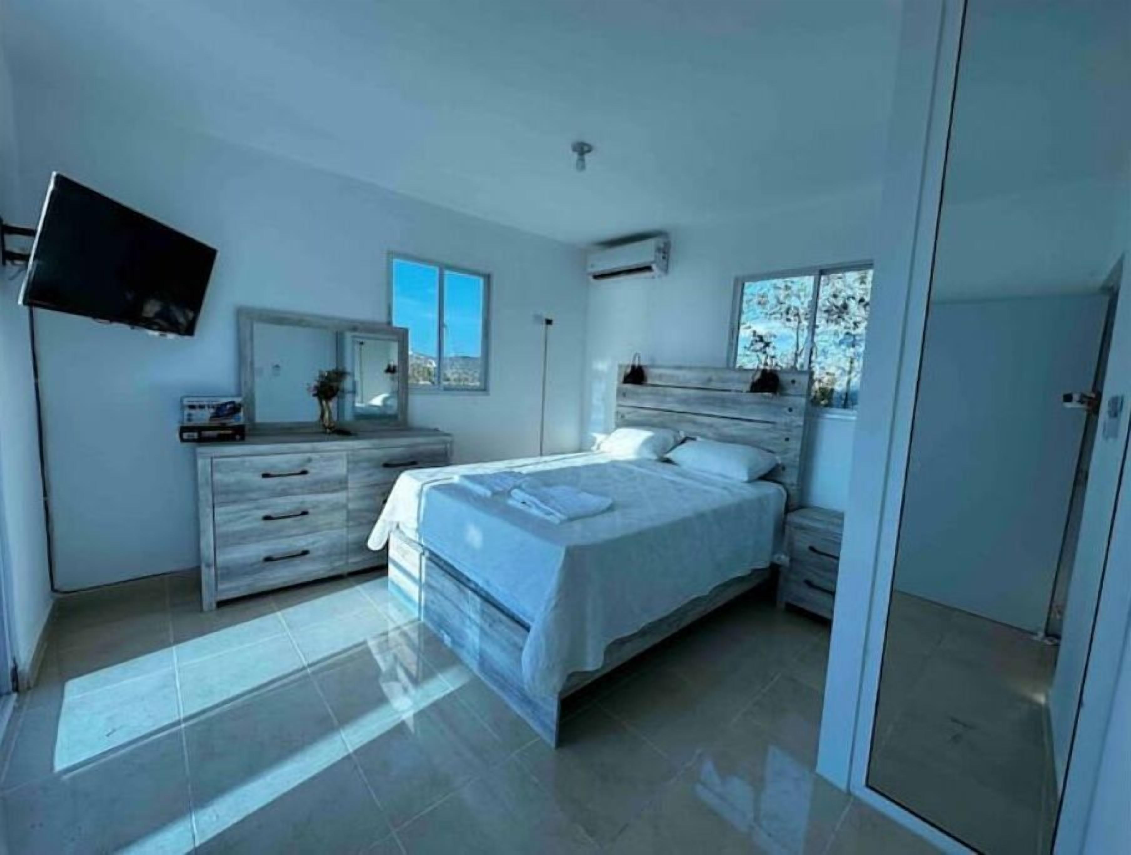 2 habitaciones, caja de seguridad en la habitación y internet 