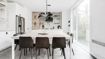 Chalet | Private kitchen | Full-size fridge, microwave, oven, dishwasher