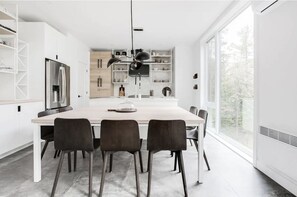 Chalet | Private kitchen | Full-sized fridge, microwave, oven, dishwasher - Location du sommet - Allen Falls (Morin Heights)