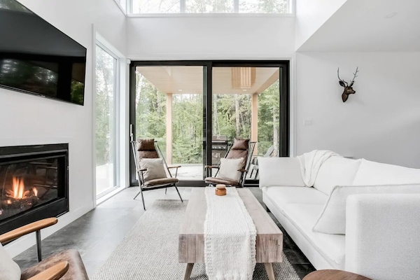 Chalet | Wohnbereich | 18-Zoll-Flachbildfernseher mit Kabelempfang, Fernseher, Kamin