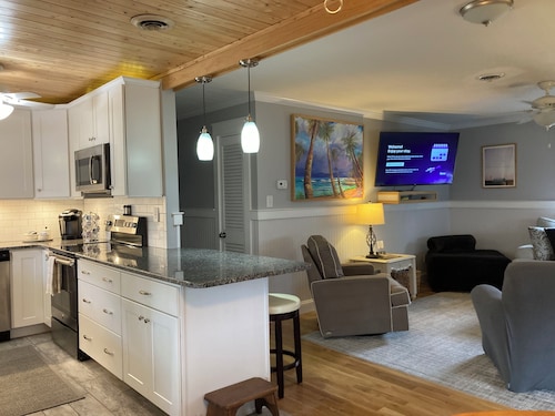 Pet-Friendly OBX Retreat - 3BR/2BA -  Private Beach Parking MP6 Kill Devil Hills