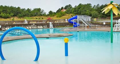 Pet-Friendly OBX Retreat - 3BR/2BA - Private Beach Parking MP6 Kill Devil Hills