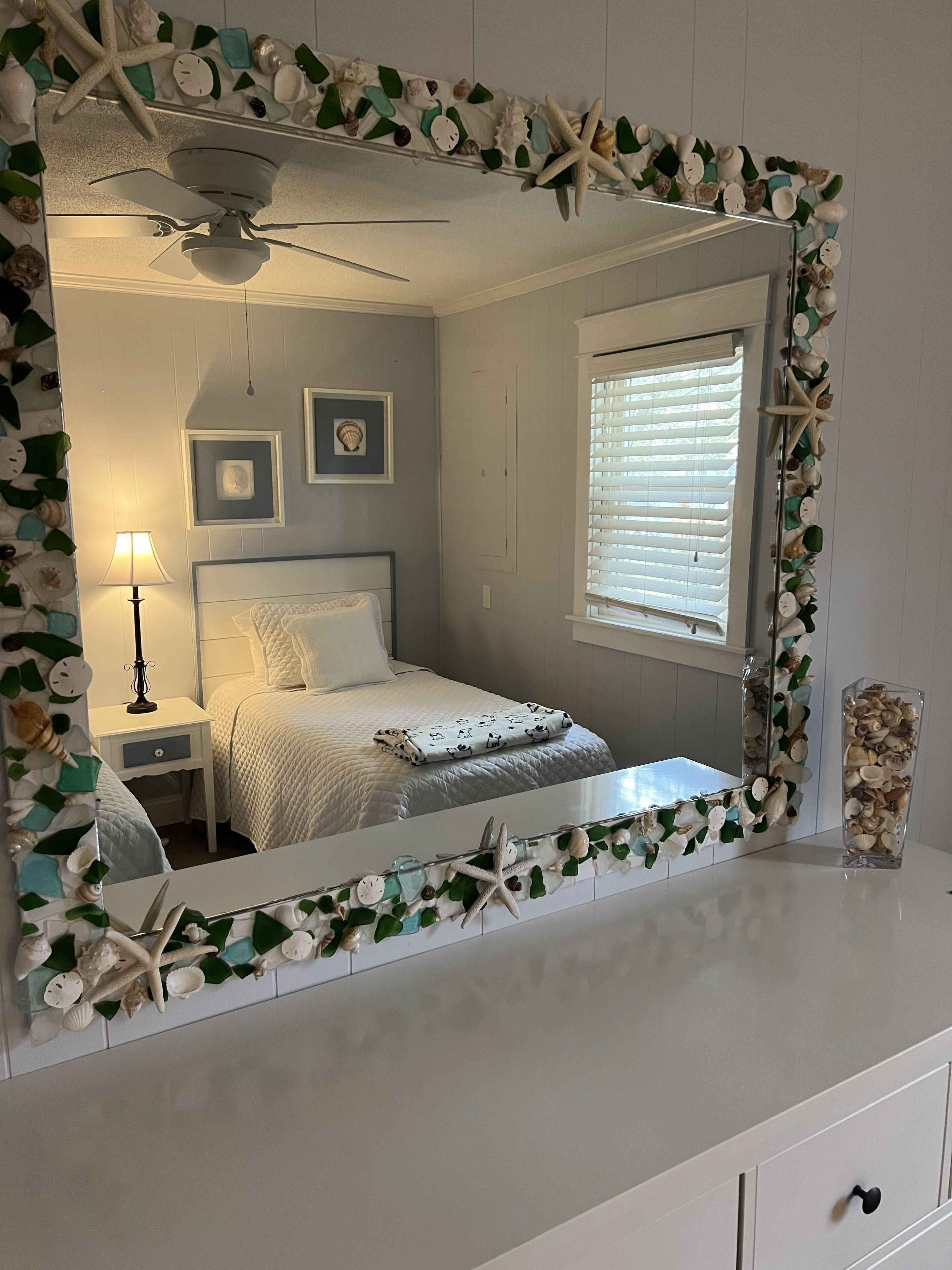 3 chambres, bureau, fer et planche à repasser, lit parapluie