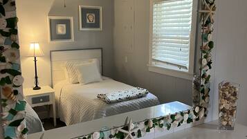 3 chambres, bureau, fer et planche Ă repasser, lit parapluie