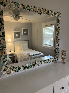 3 makuuhuonetta, työpöytä, silitysrauta/-lauta, vauvan matkasänky