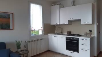 Kühlschrank, Mikrowelle, Ofen, Geschirrspüler