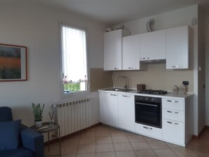 Kühlschrank, Mikrowelle, Ofen, Geschirrspüler