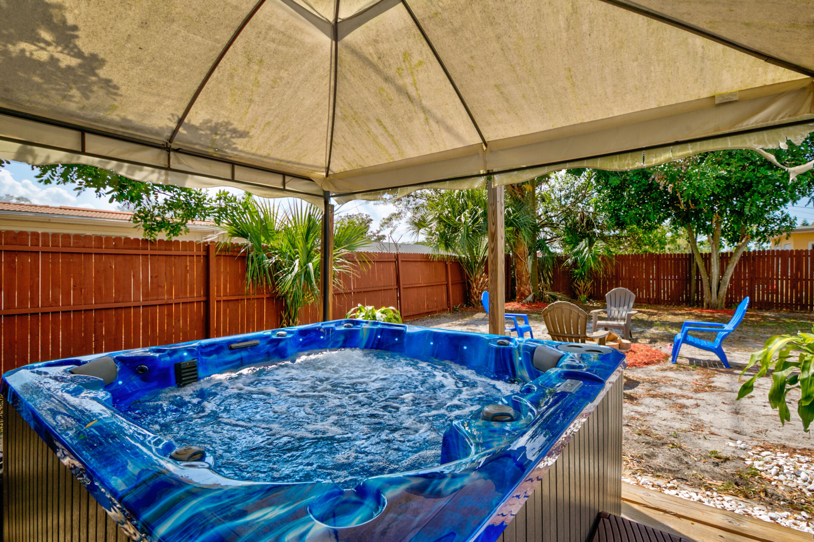 New! Renovated 3/2 house | w/ King Bed & Hot Tub