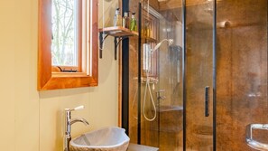 Shower, hair dryer, towels - Bertha - sleeps 2 guests  in 1 bedroom (Forest of Dean)