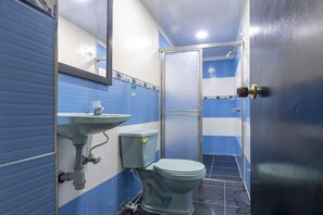 Shower, towels, soap, toilet paper - Hotel Barcelona Estadio (Medellín)