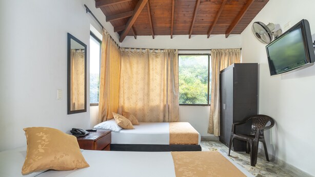Standard Triple Room | Free WiFi, bed sheets - Hotel Barcelona Estadio (Medellín)