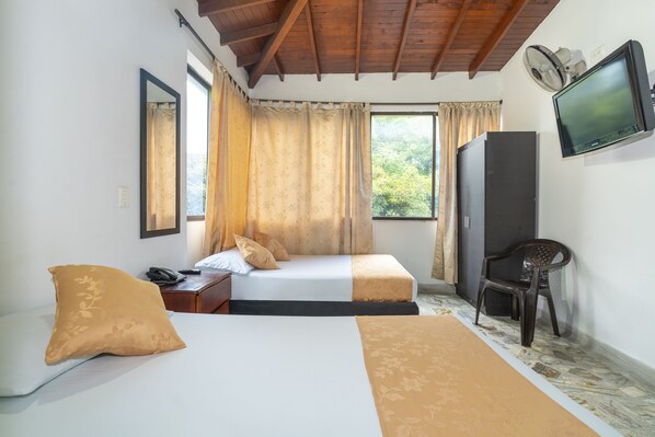 Standard Triple Room | Free WiFi, bed sheets - Hotel Barcelona Estadio (Medellín)