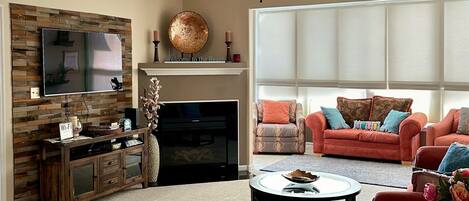 Smart-tv, een open haard en een computerscherm