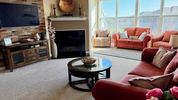 Smart TV, fireplace, computer monitors