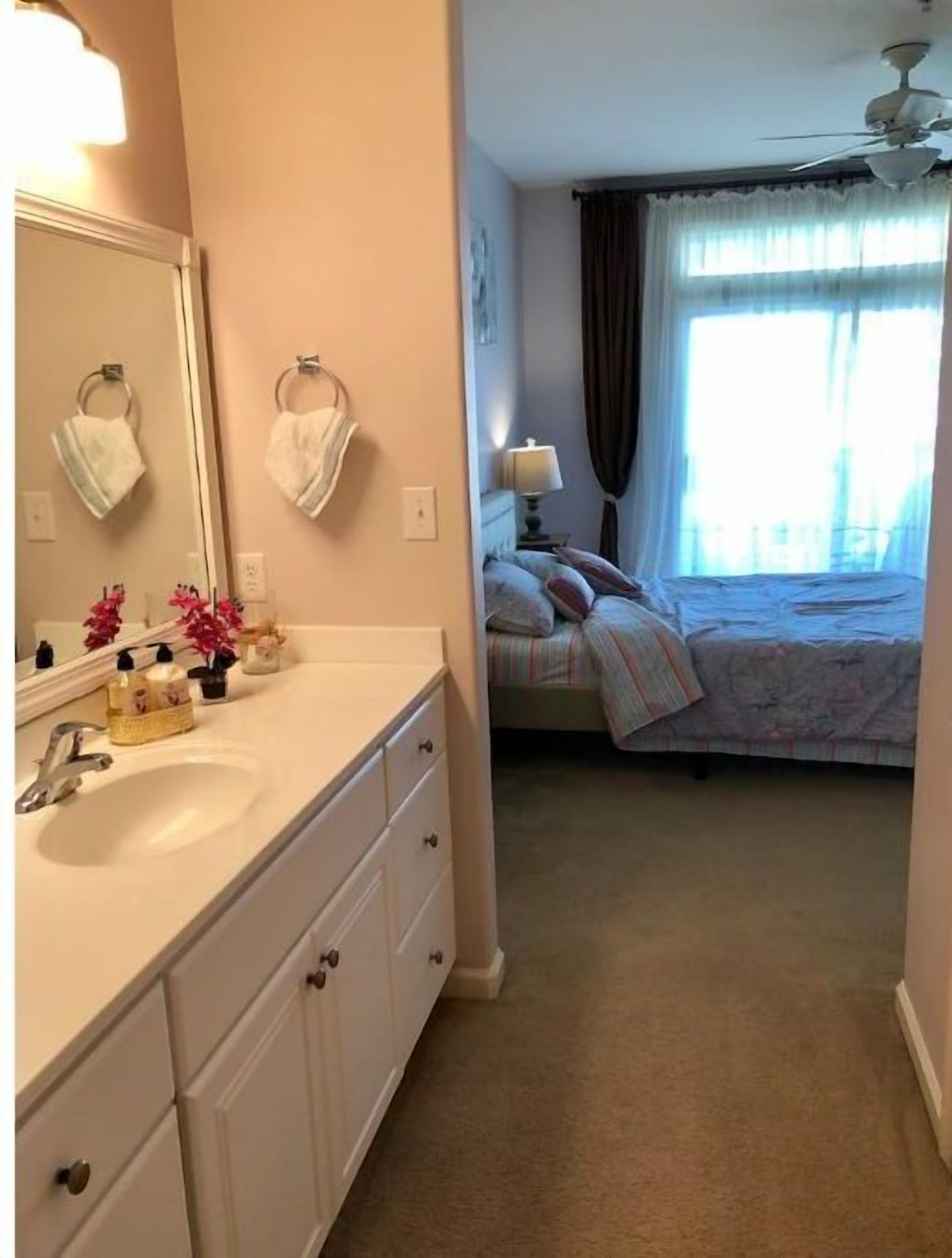 Modern & Cozy. Close to Lewes, Rehoboth Beaches. Community Pool