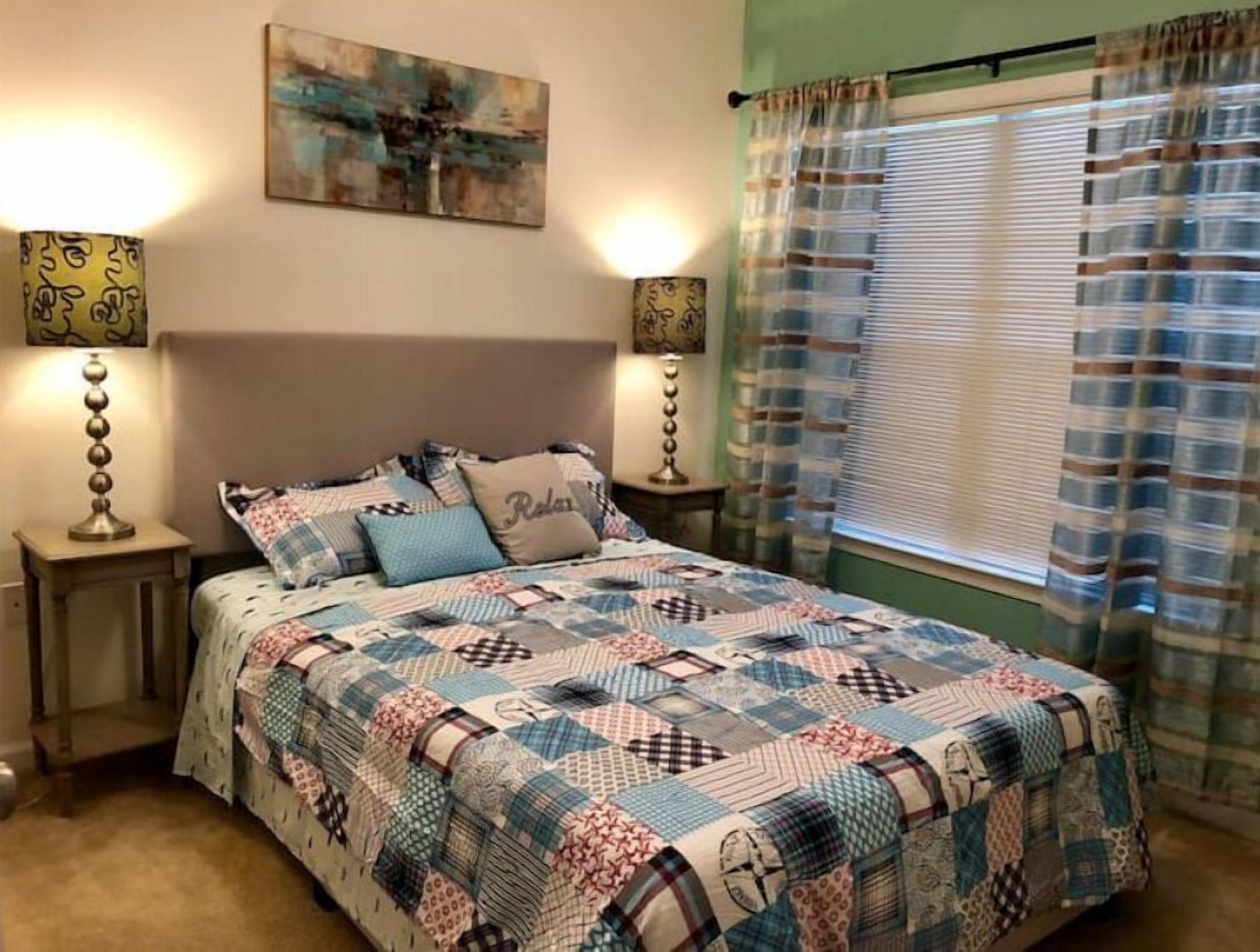 Modern & Cozy. Close to Lewes, Rehoboth Beaches. Community Pool