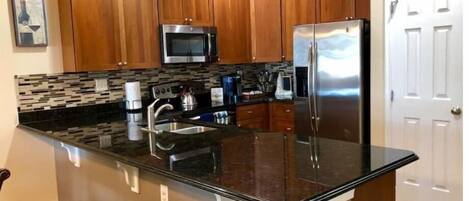 Réfrigérateur, micro-ondes, four, plaque de cuisson