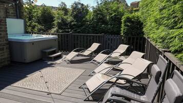 Cottage | Outdoor spa tub